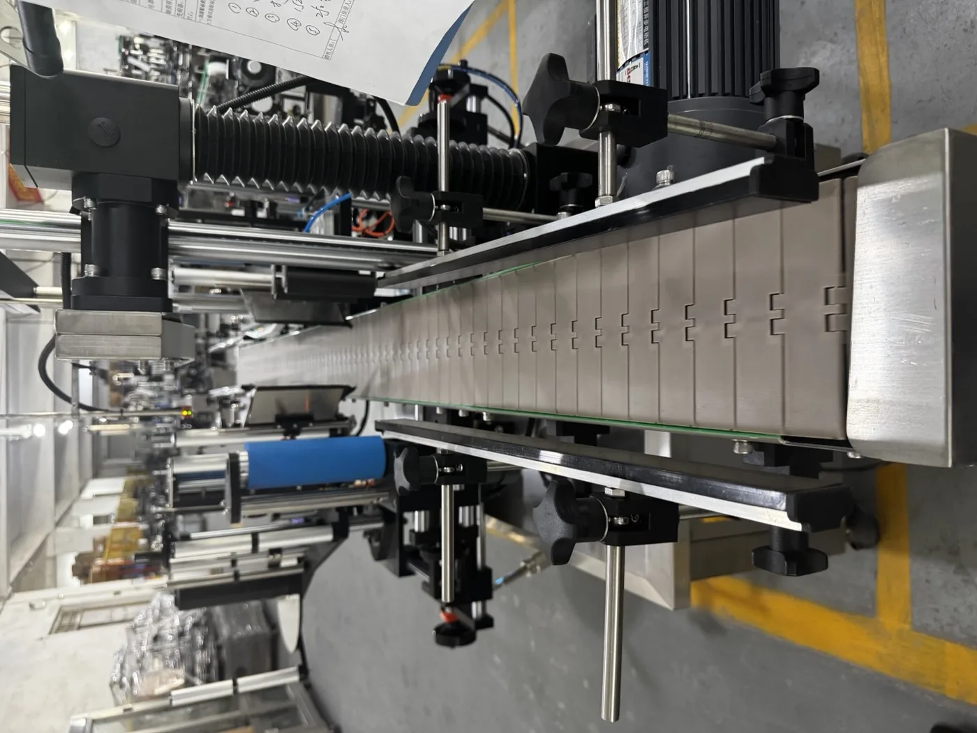 Automatic cold glue round jar positioning labeler