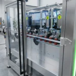 Механизм слежения начинает движение, выравнивая форсунки с бутылками.