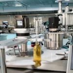 Зажим горлышка открывается, и стопор бутылок отпускает ее.